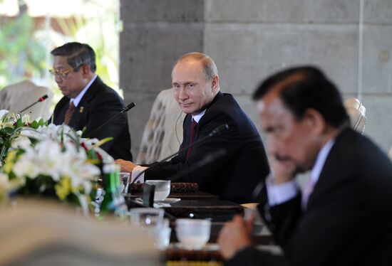 Vladimir Putin participates in APEC summit