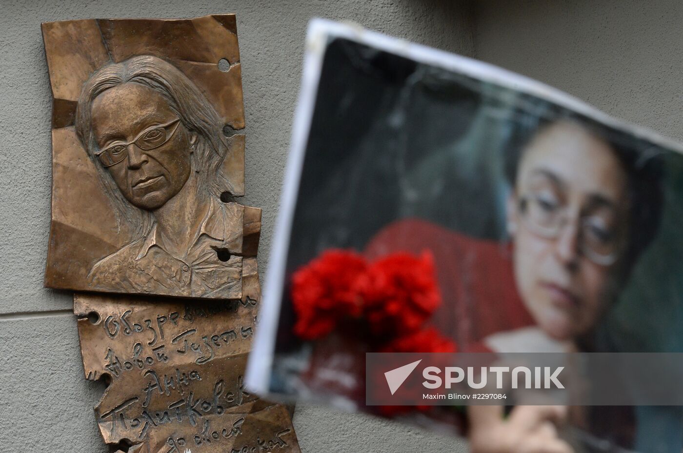 Memorial plaque for journalist Anna Politkovskaya is unveiled