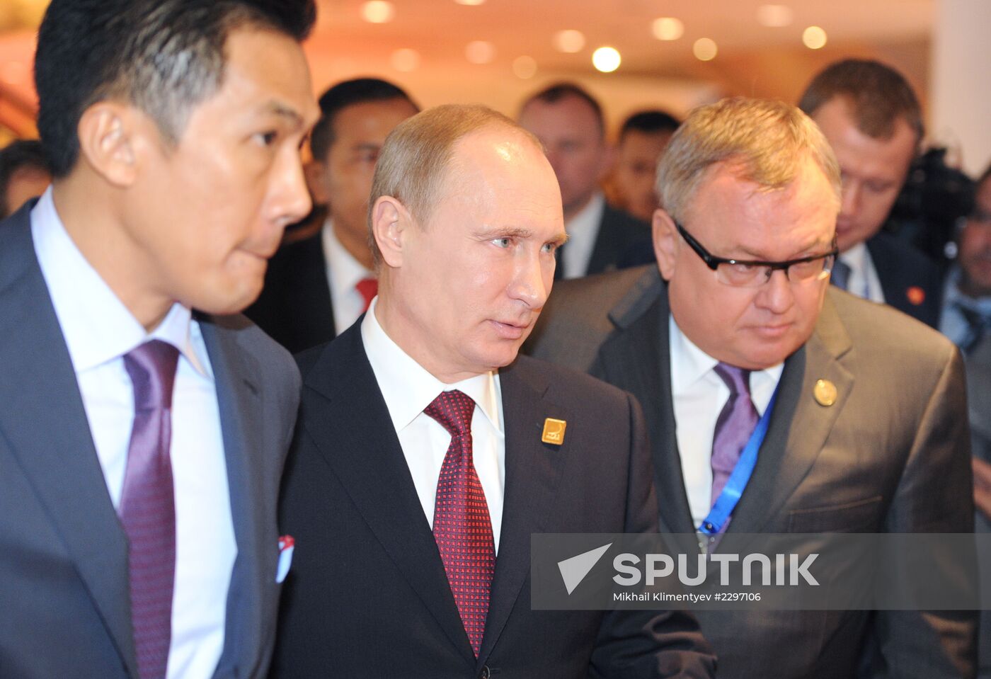 Vladimir Putin attends APEC Leaders' meeting