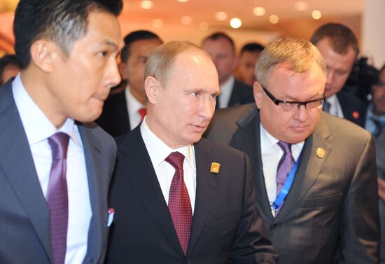 Vladimir Putin attends APEC Leaders' meeting