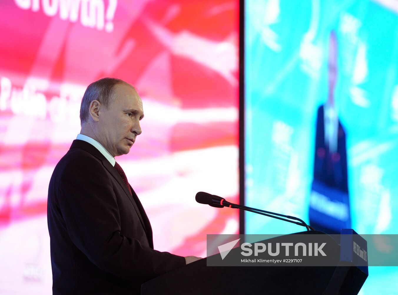 Vladimir Putin attends APEC Leaders' meeting
