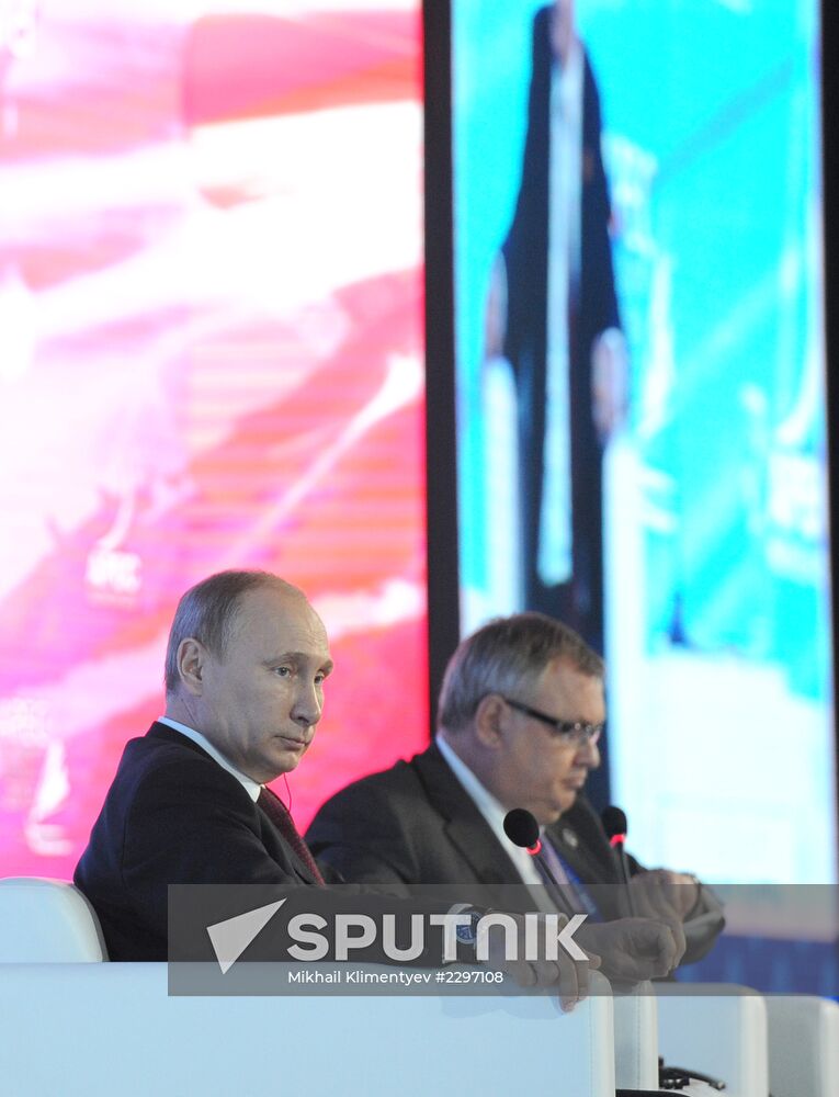Vladimir Putin attends APEC Leaders' meeting