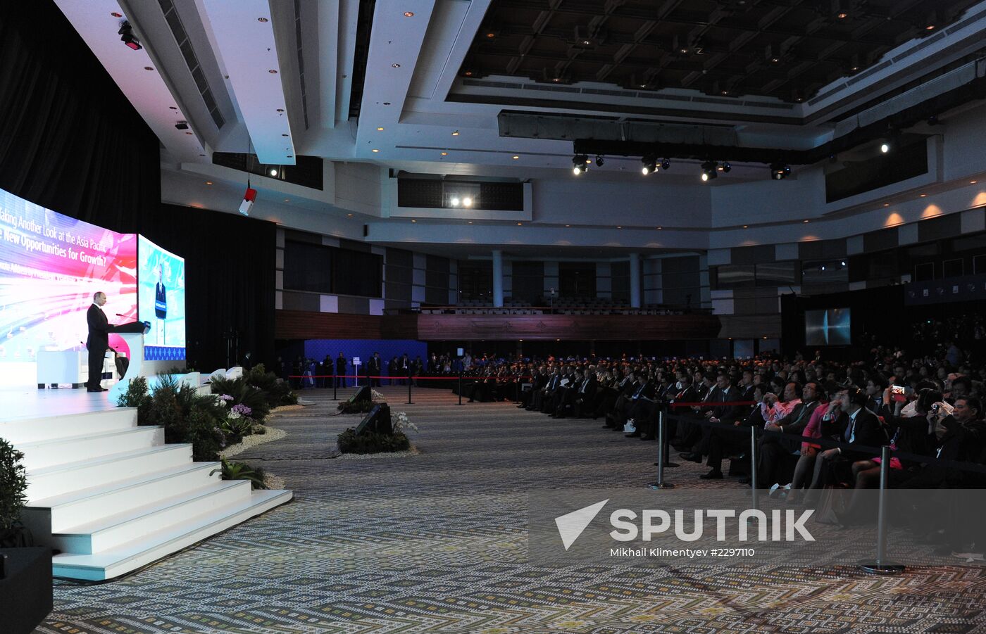 Vladimir Putin attends APEC Leaders' meeting