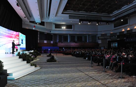 Vladimir Putin attends APEC Leaders' meeting