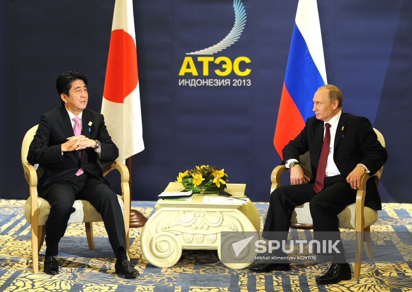 Vladimir Putin attends APEC Leaders' meeting