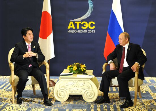 Vladimir Putin attends APEC Leaders' meeting