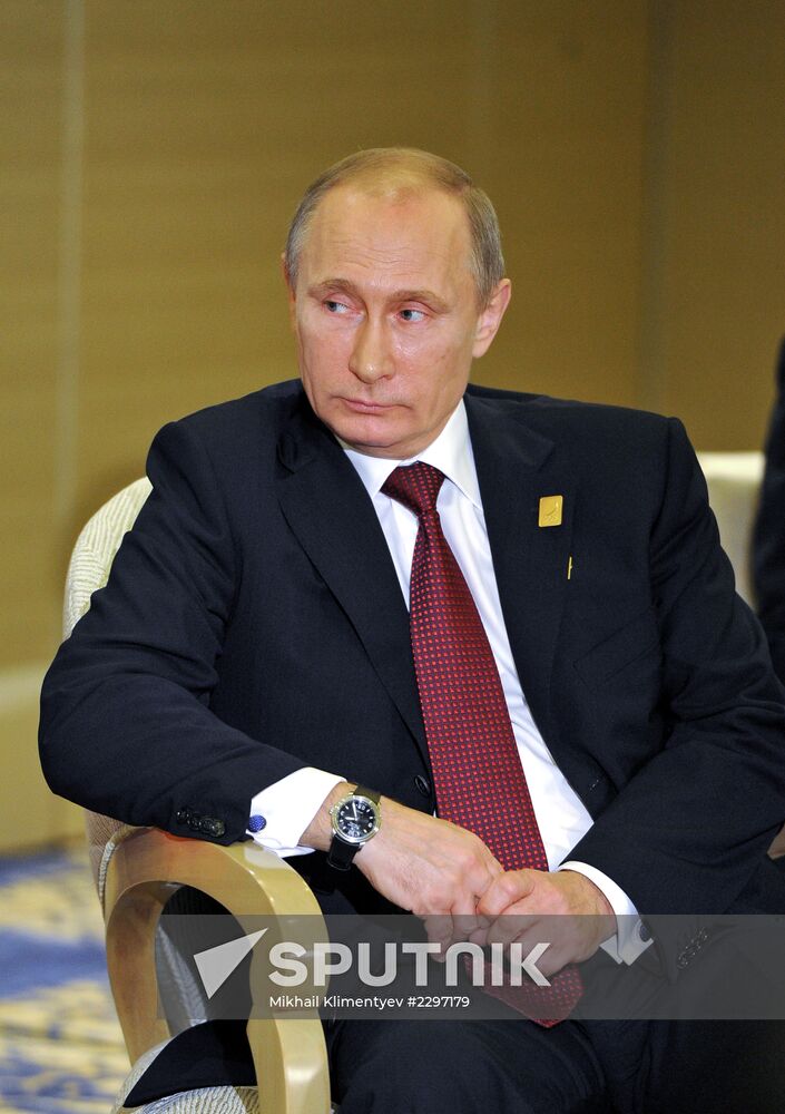 Vladimir Putin attends APEC Leaders' meeting