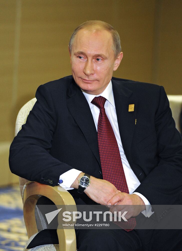 Vladimir Putin attends APEC Leaders' meeting