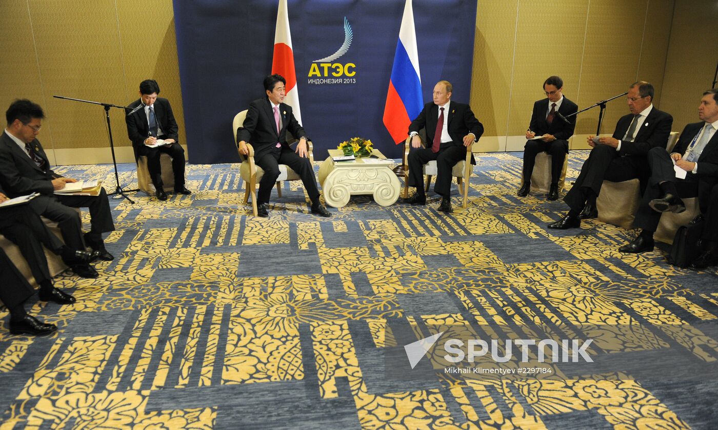 Vladimir Putin attends APEC Leaders' meeting