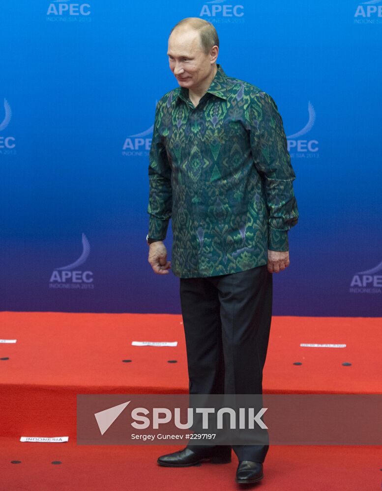Vladimir Putin attends APEC Leaders' meeting