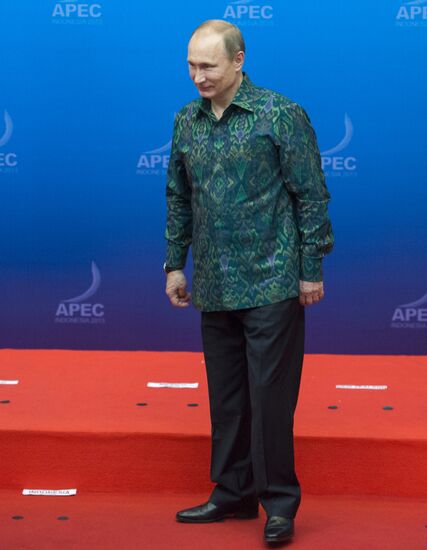 Vladimir Putin attends APEC Leaders' meeting
