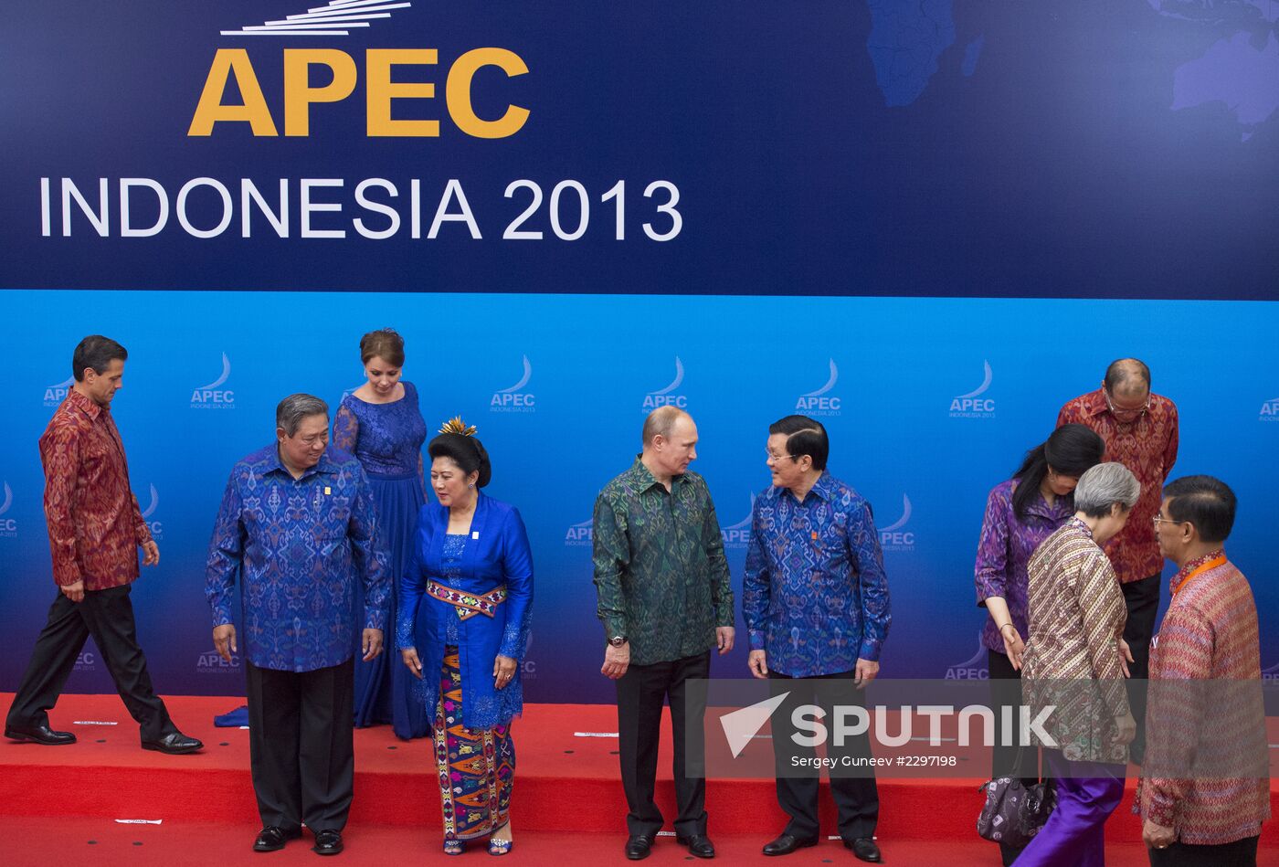 Vladimir Putin attends APEC Leaders' meeting