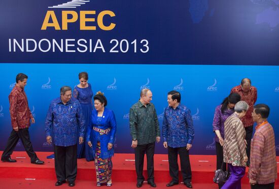 Vladimir Putin attends APEC Leaders' meeting