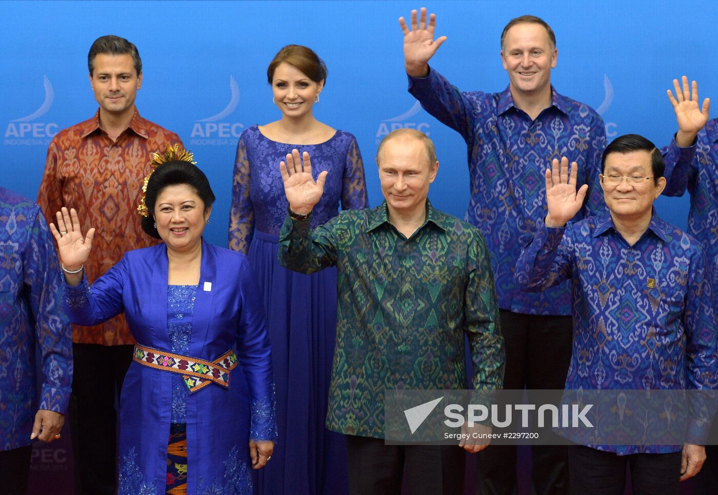 Vladimir Putin attends APEC Leaders' meeting
