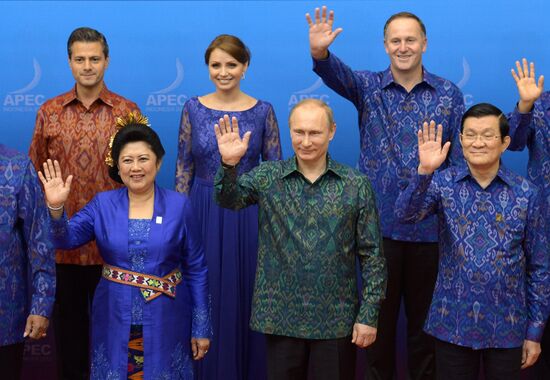 Vladimir Putin attends APEC Leaders' meeting