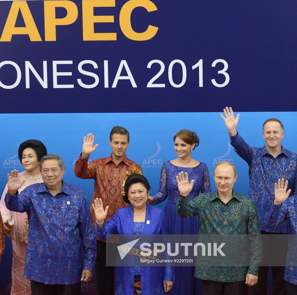 Vladimir Putin attends APEC Leaders' meeting