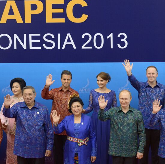 Vladimir Putin attends APEC Leaders' meeting