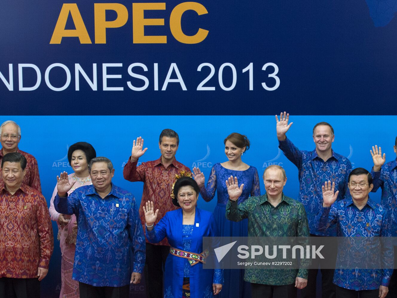 Vladimir Putin attends APEC Leaders' meeting
