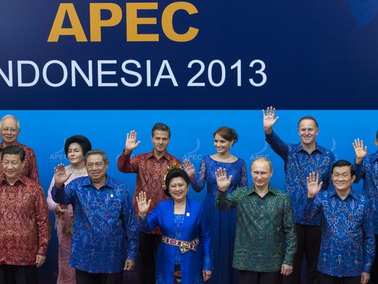 Vladimir Putin attends APEC Leaders' meeting