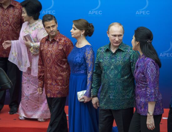 Vladimir Putin attends APEC Leaders' meeting