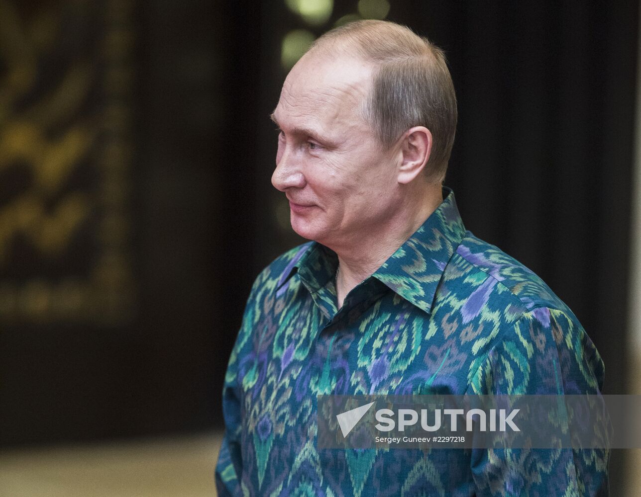Vladimir Putin attends APEC Leaders' meeting
