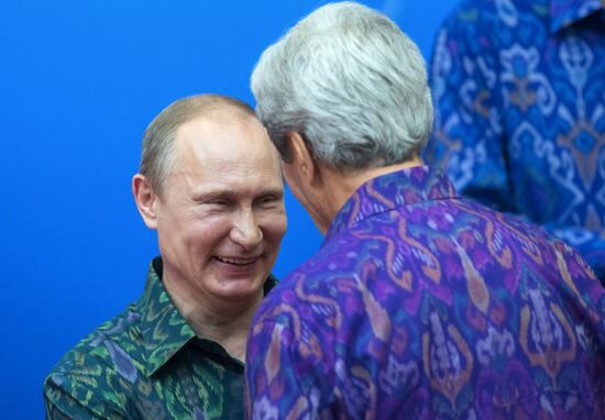 Vladimir Putin attends APEC Leaders' meeting