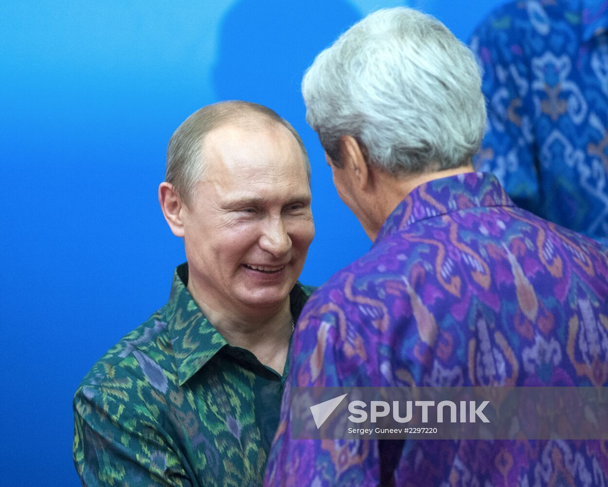 Vladimir Putin attends APEC Leaders' meeting