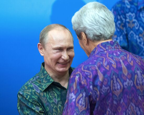 Vladimir Putin attends APEC Leaders' meeting
