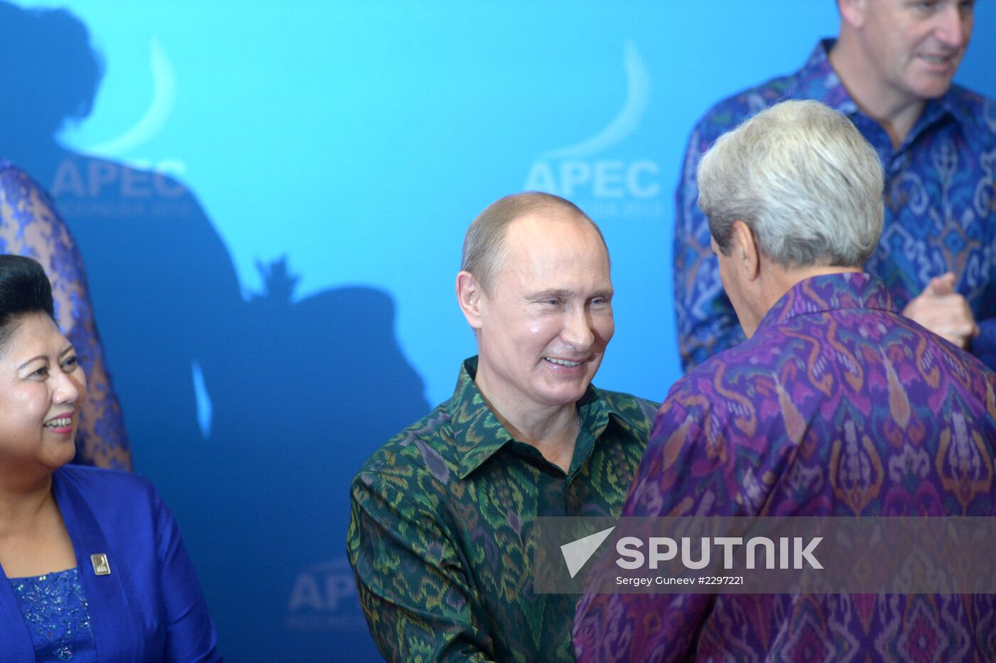 Vladimir Putin attends APEC Leaders' meeting