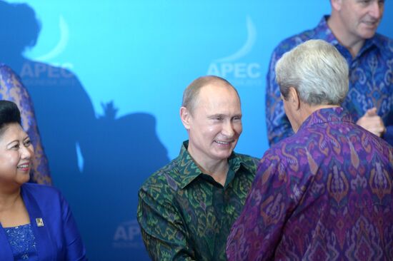 Vladimir Putin attends APEC Leaders' meeting