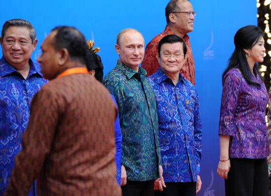 Vladimir Putin attends APEC Leaders' meeting