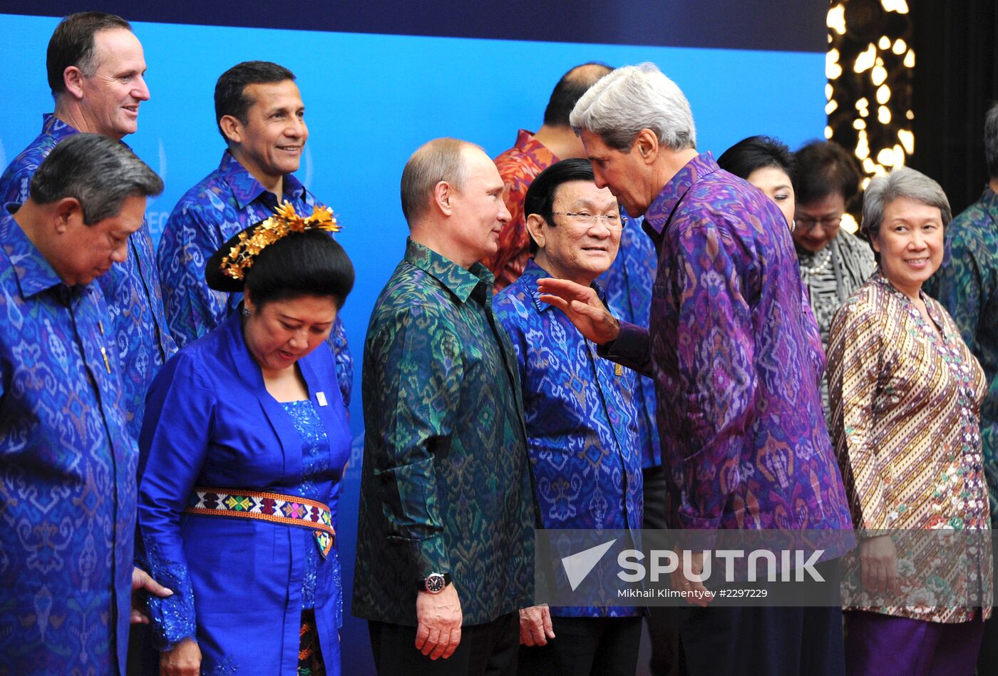 Vladimir Putin attends APEC Leaders' meeting