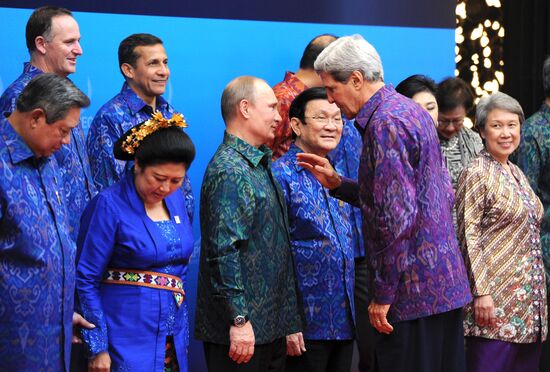 Vladimir Putin attends APEC Leaders' meeting