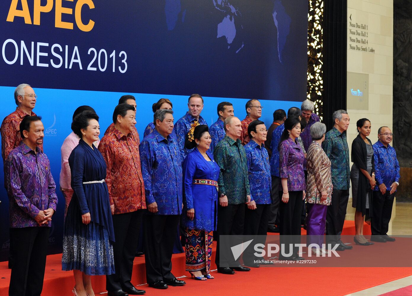 Vladimir Putin attends APEC Leaders' meeting