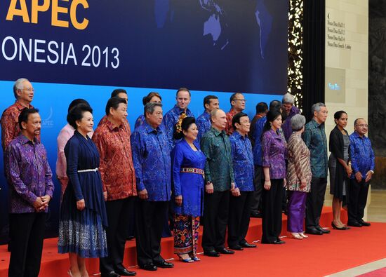 Vladimir Putin attends APEC Leaders' meeting