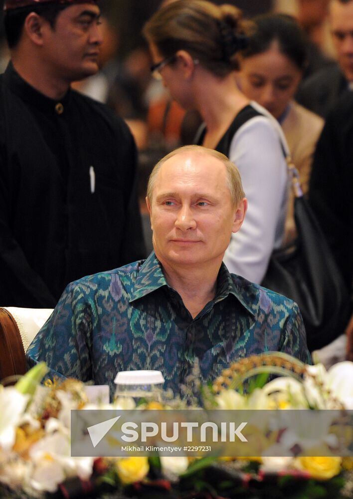 Vladimir Putin attends APEC Leaders' meeting