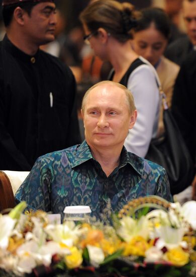 Vladimir Putin attends APEC Leaders' meeting