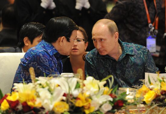 Vladimir Putin attends APEC Leaders' meeting