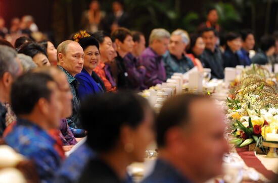 Vladimir Putin attends APEC Leaders' meeting