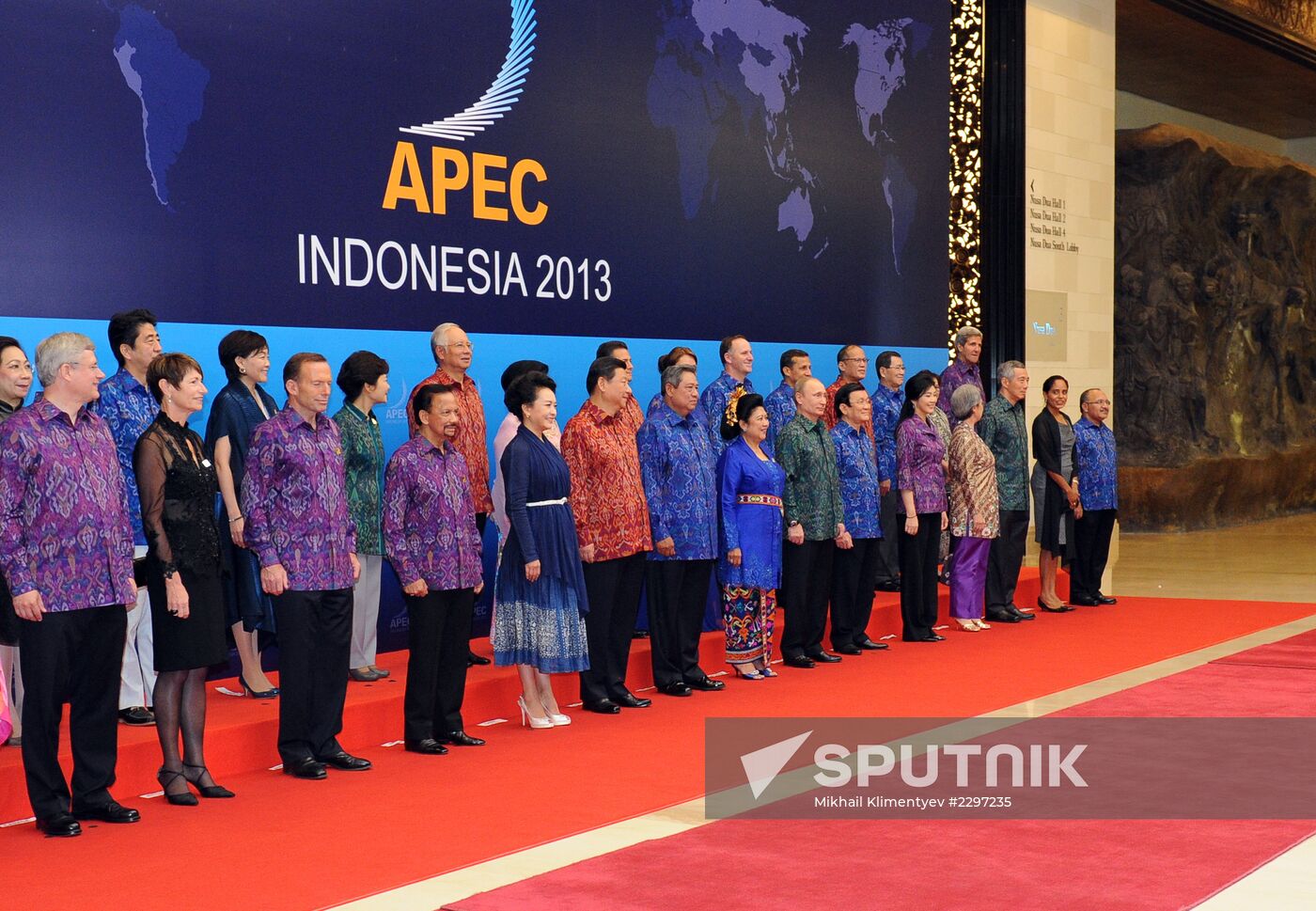 Vladimir Putin attends APEC Leaders' meeting