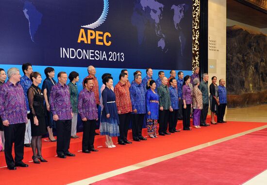 Vladimir Putin attends APEC Leaders' meeting