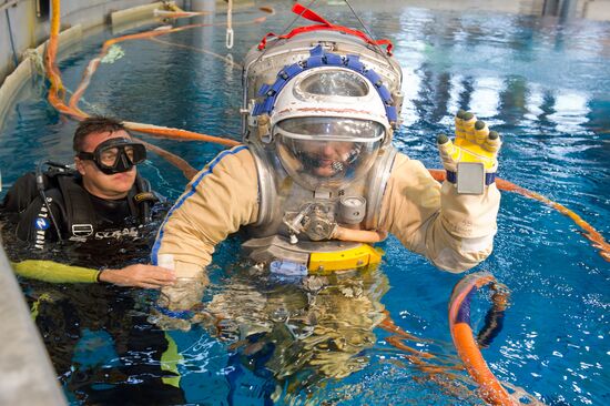 Cosmonaut training for a mission to ISS