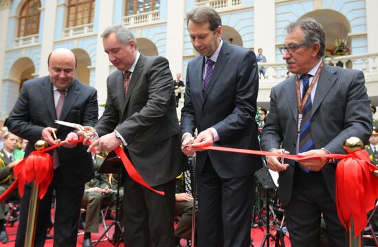 Dmitry Rogozin visits International exhibition "Arms and Hunting"
