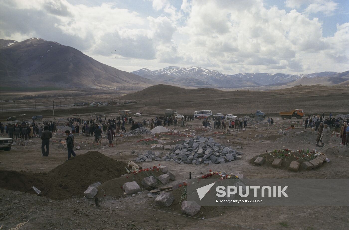 Earthquake victims buried in Armenia