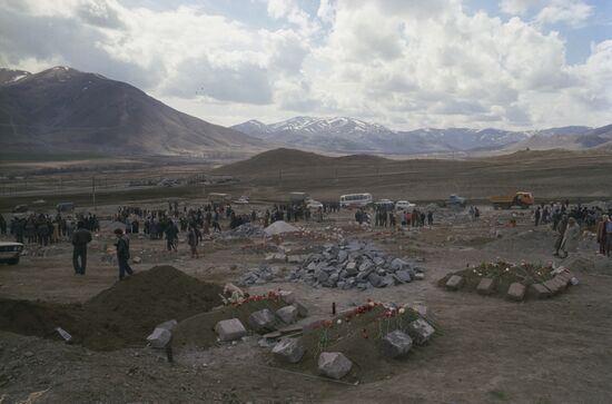 Earthquake victims buried in Armenia