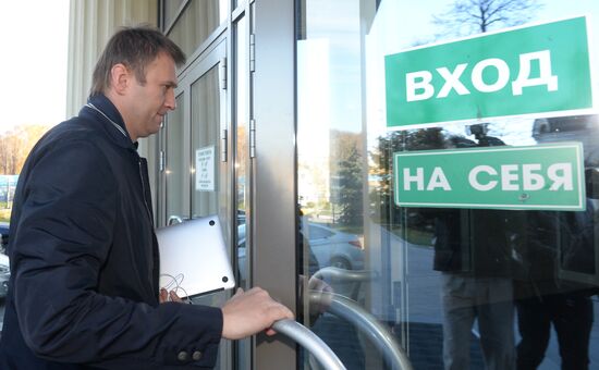 Alexei Navalny attends court hearing in Yves Rocher case