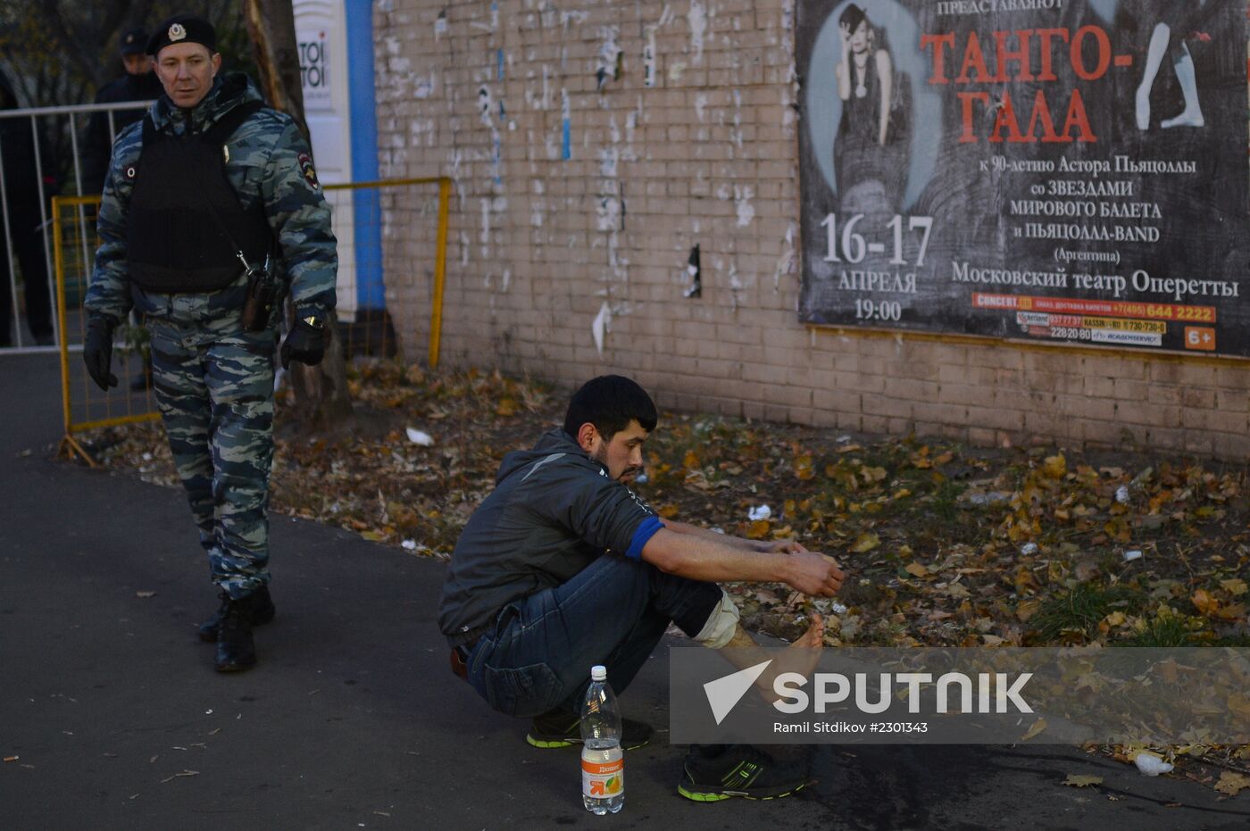 A Muslim washes his feet outside the congregational mosque in downtown Moscow on the Feast of the Sacrifice. Location: Russia, Moscow. Author: Ramil Sitdikov/Sputnik. Eid al-Adha celebrations in Moscow
