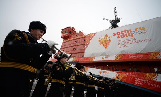 Icebreaker with Olympic torch heads to North Pole
