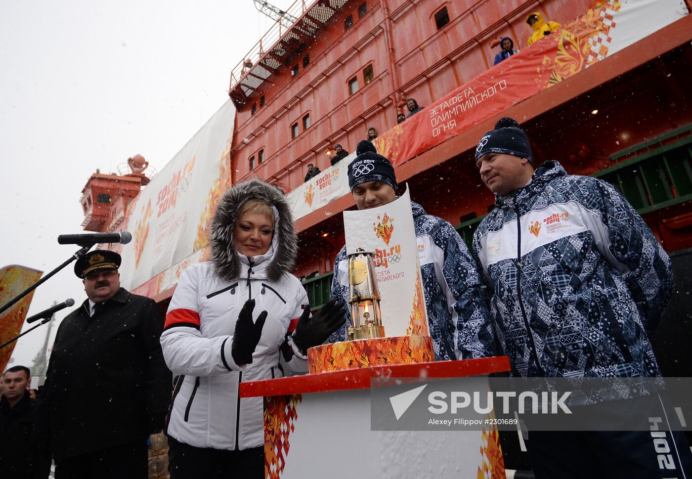 Icebreaker with Olympic torch heads to North Pole