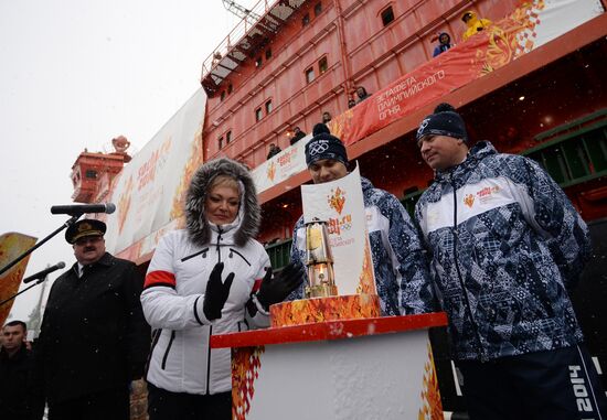 Icebreaker with Olympic torch heads to North Pole